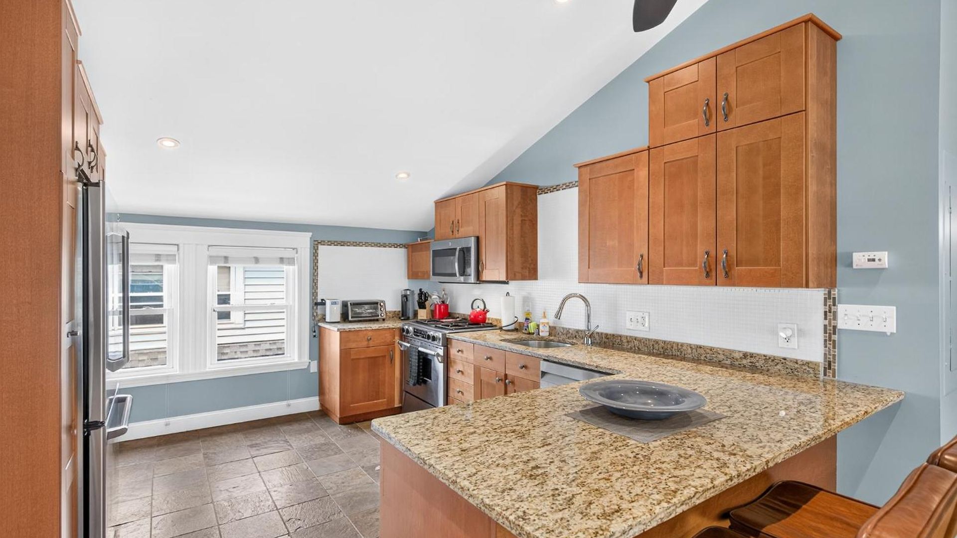 Apartment Top-floor, 2-bedroom Balcony Near Red Line *