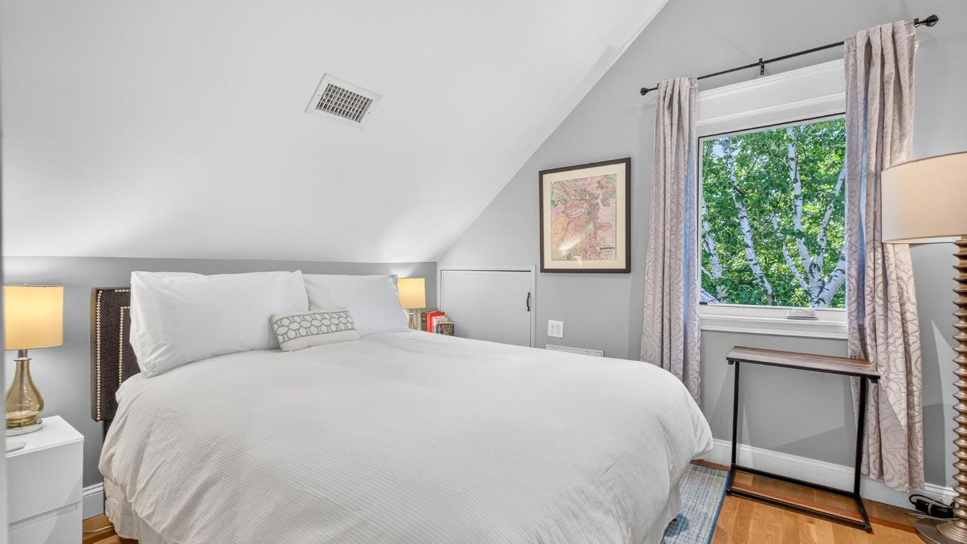 Top-floor, 2-bedroom Balcony Near Red Line Apartment Boston
