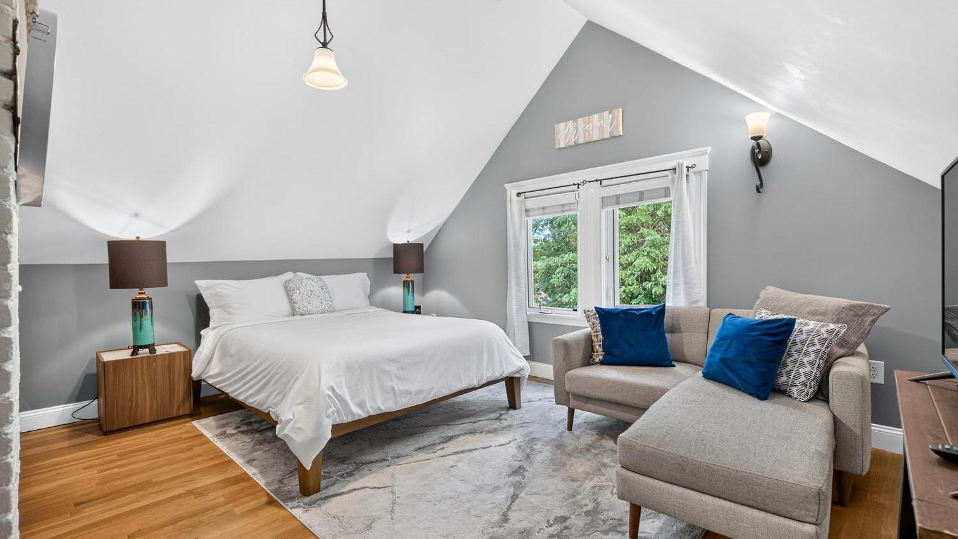 Top-floor, 2-bedroom Balcony Near Red Line Apartment