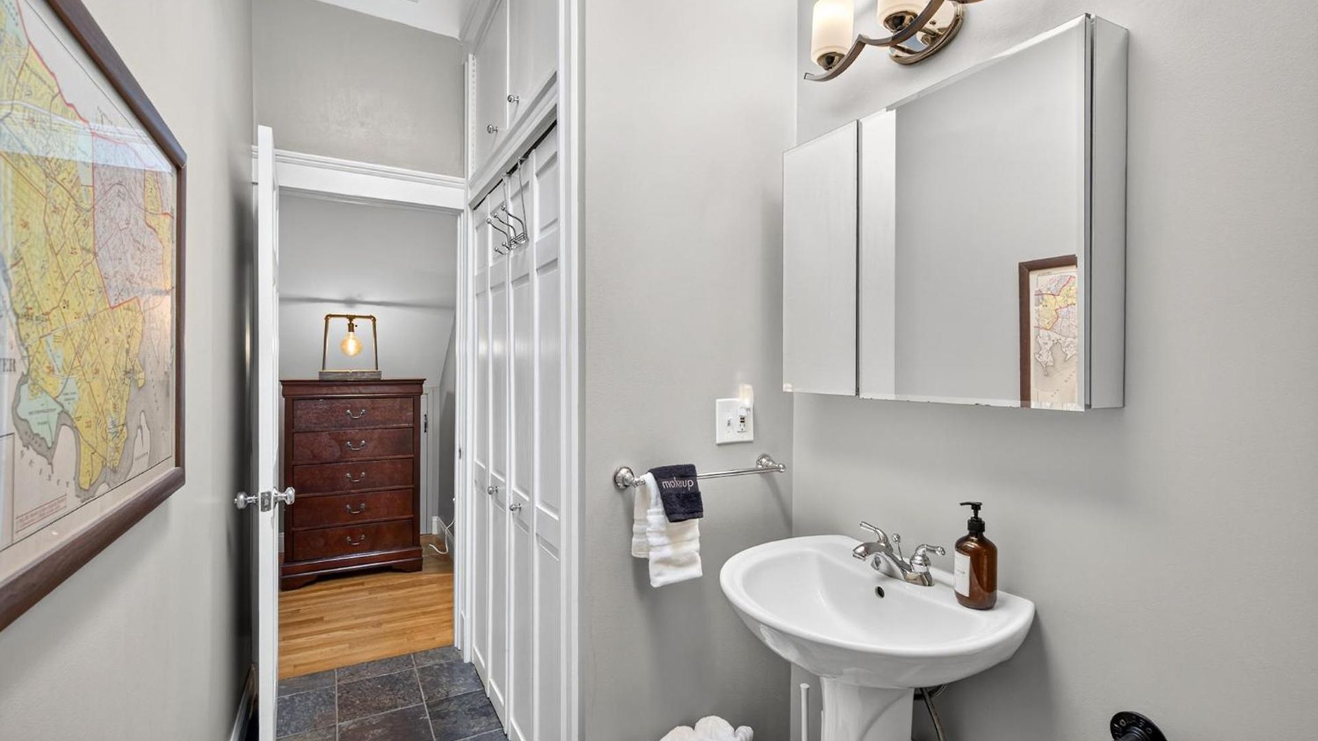 Apartment Top-floor, 2-bedroom Balcony Near Red Line Boston