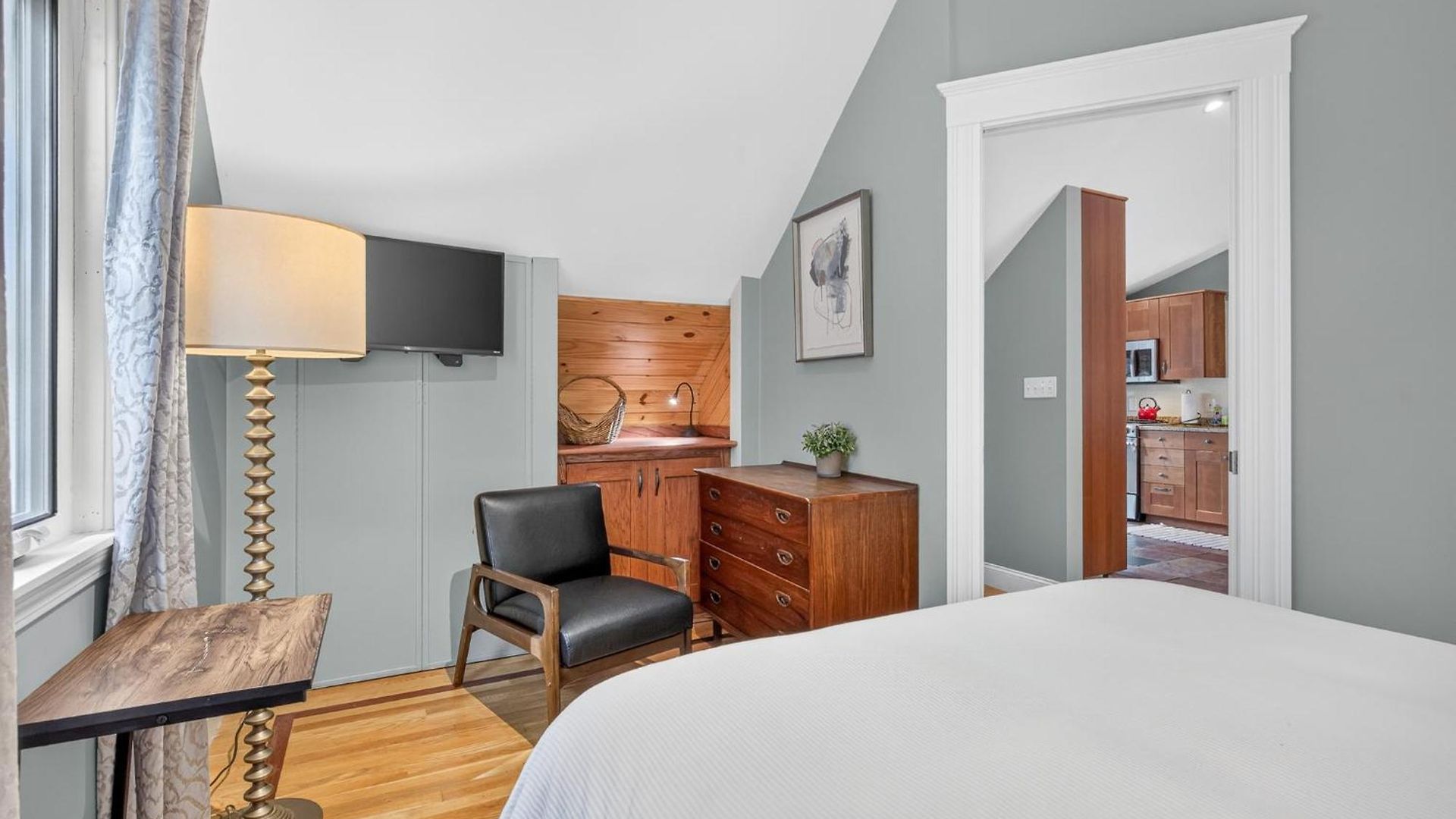 Top-floor, 2-bedroom Balcony Near Red Line *