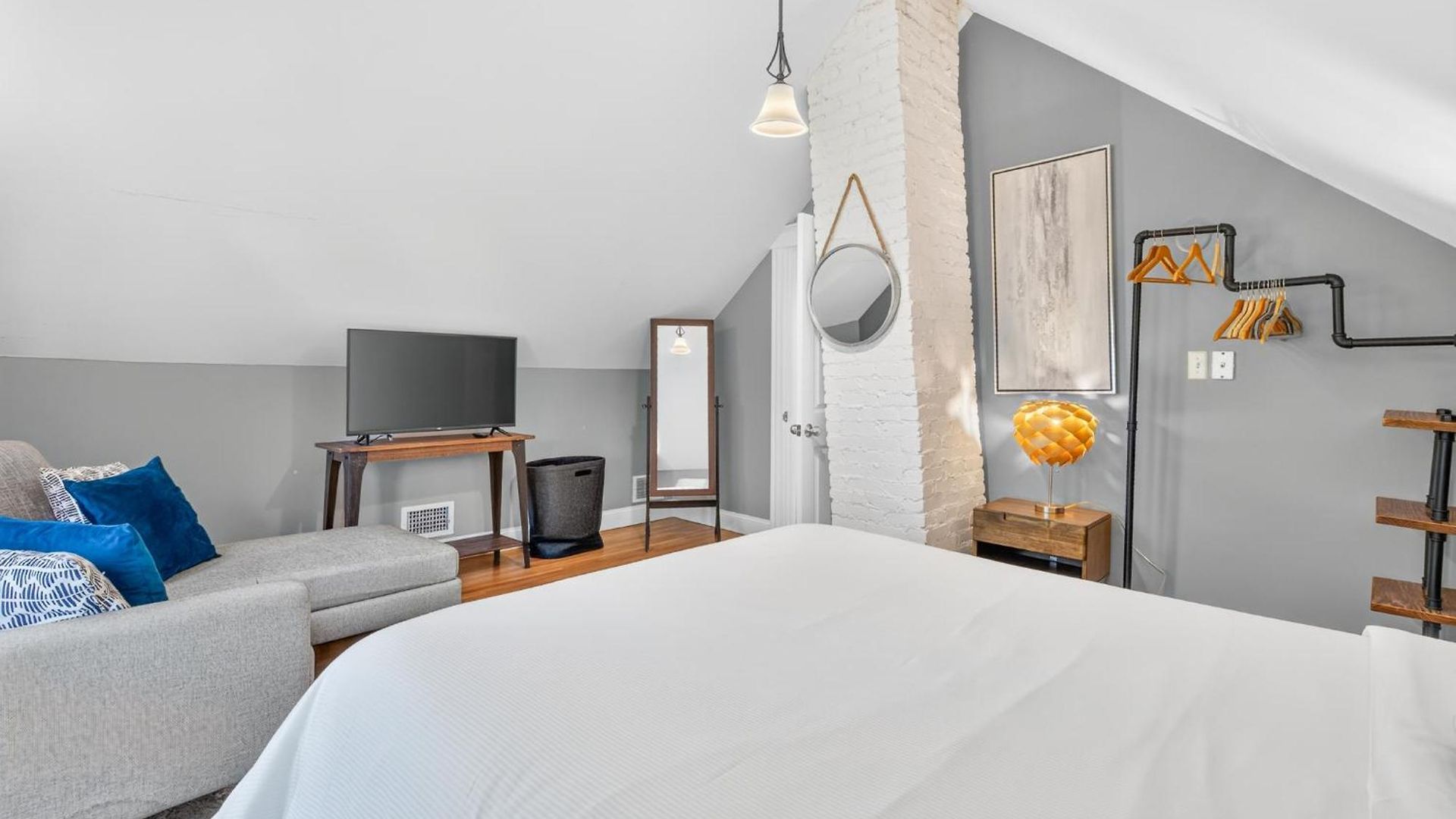Top-floor, 2-bedroom Balcony Near Red Line Apartment