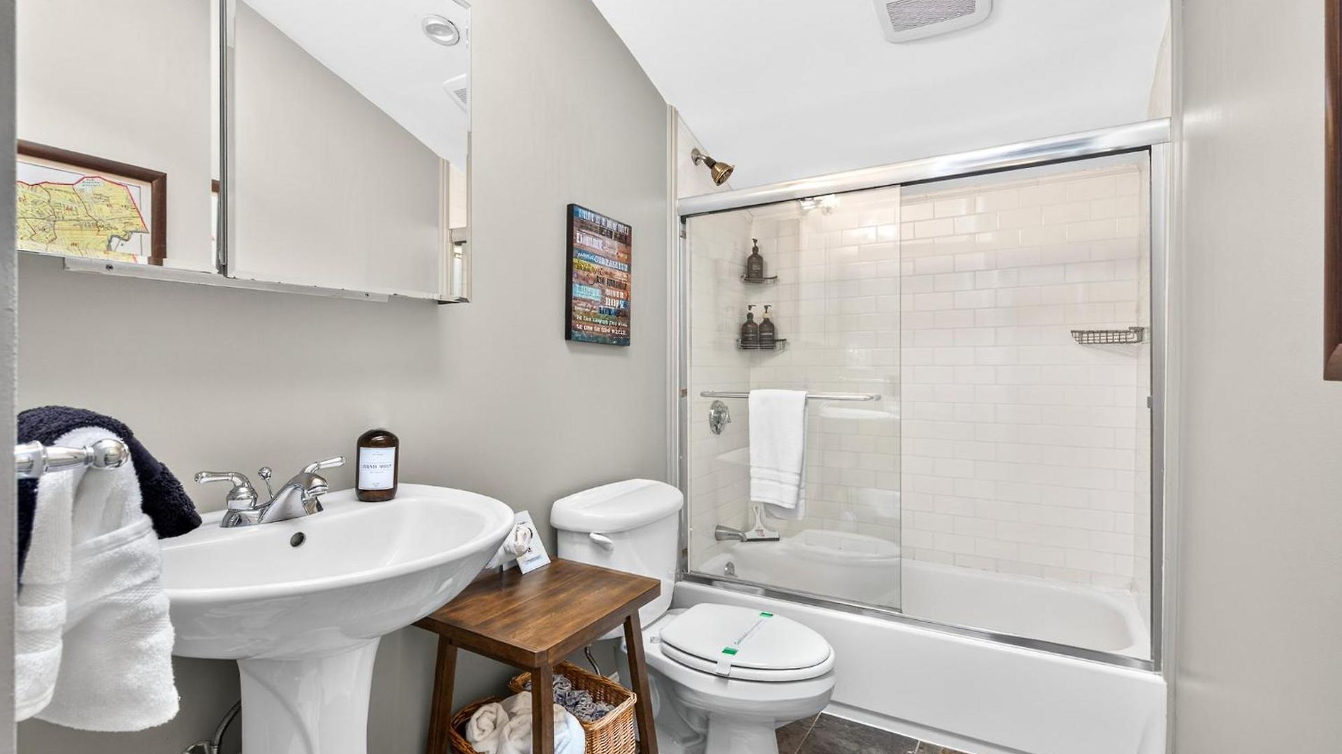 Apartment Top-floor, 2-bedroom Balcony Near Red Line Boston