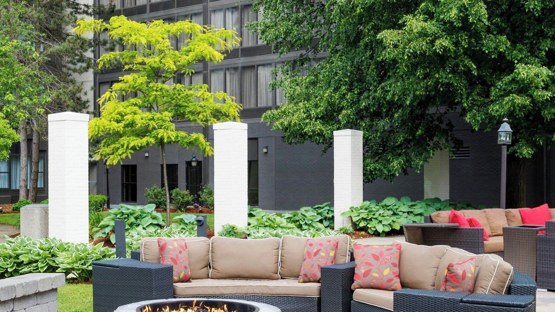 Courtyard By Marriott Logan Airport Hotel Boston