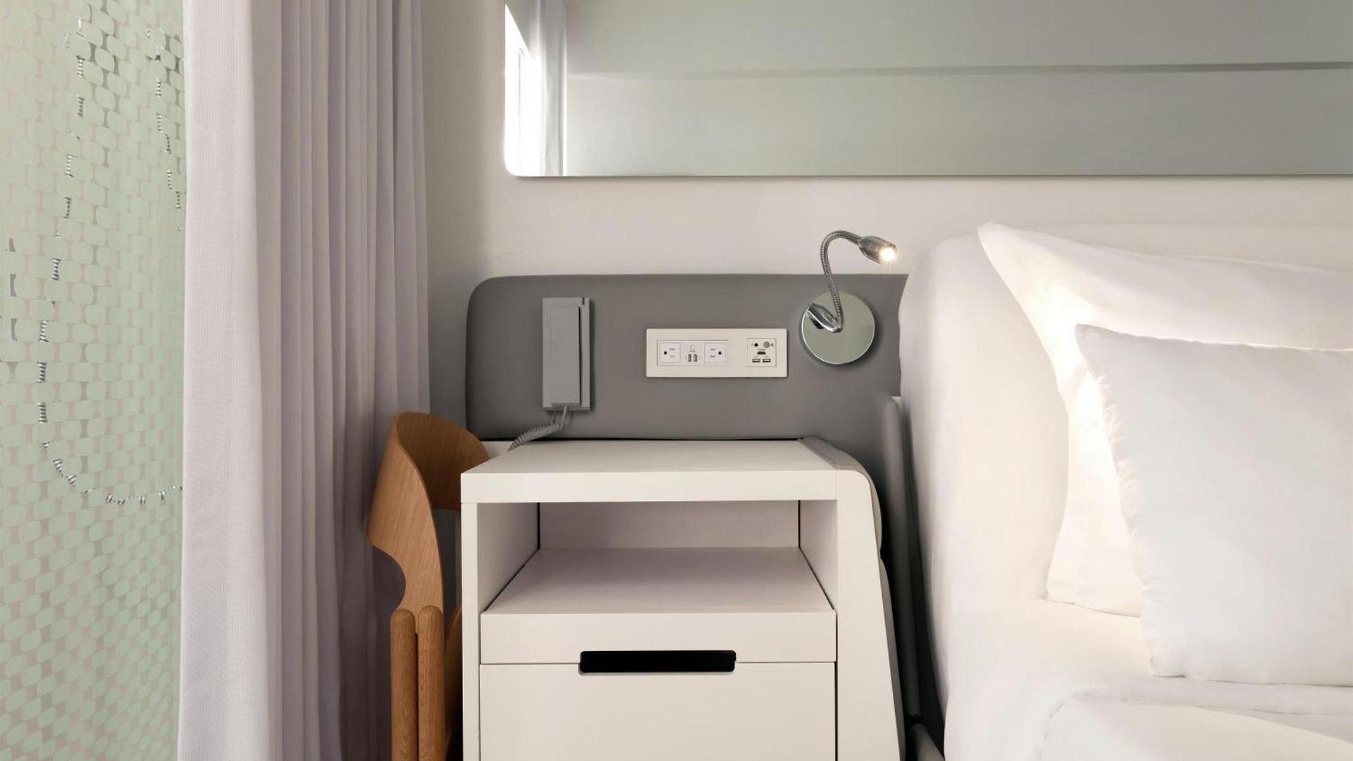 Yotel 4*