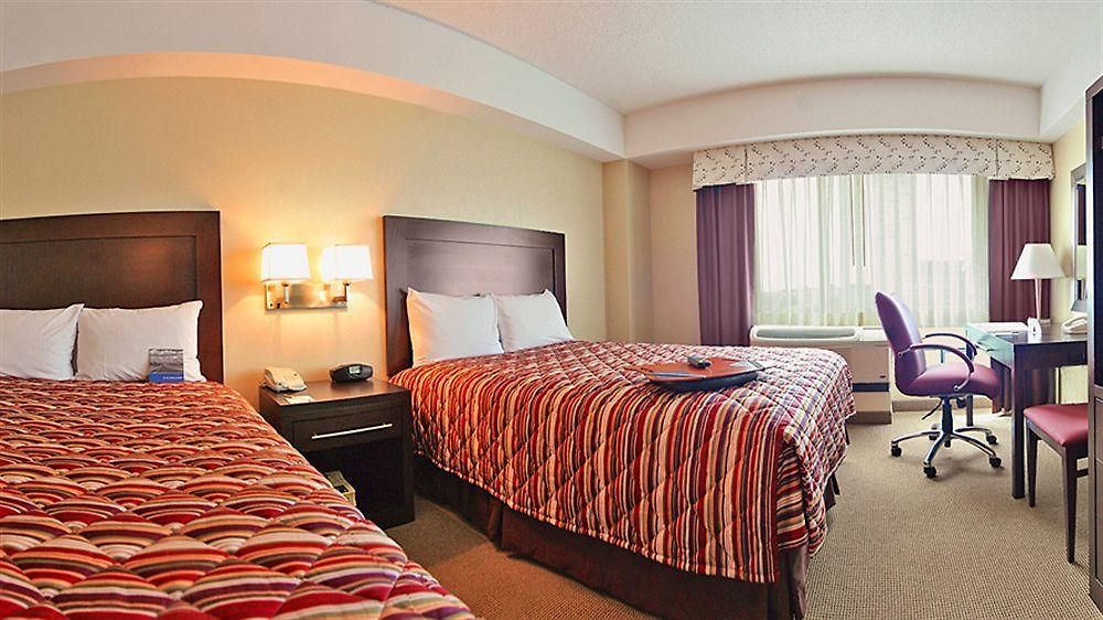 Hampton & Crosstown Center Hotel 3*