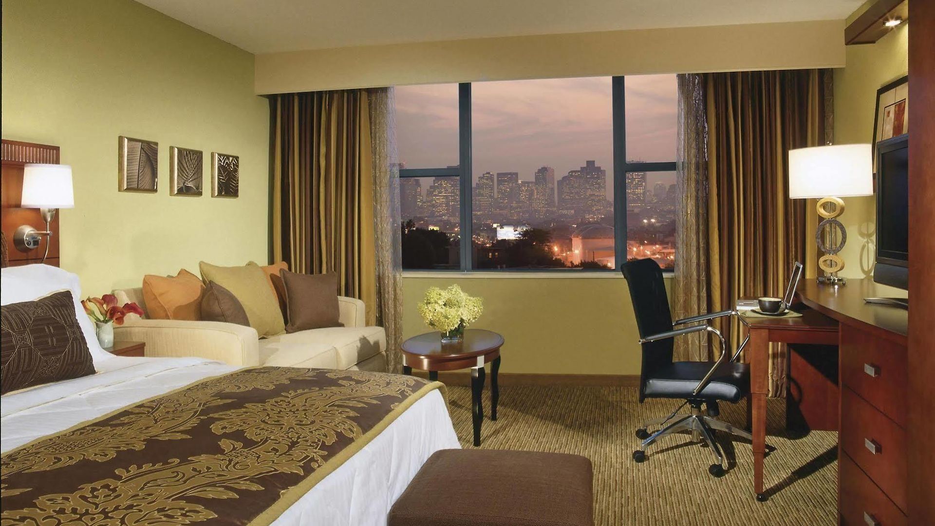 Courtyard By Marriott Logan Airport Boston