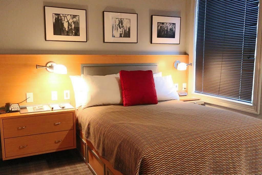 Charlesmark 3* Boston