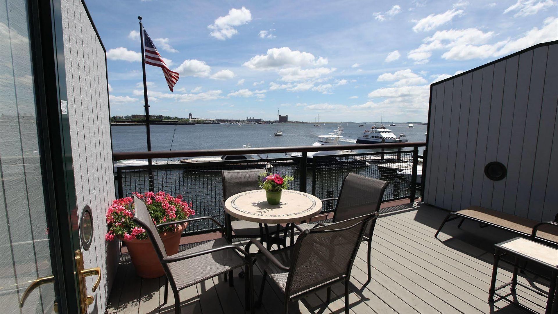 Yacht Haven 4* Boston