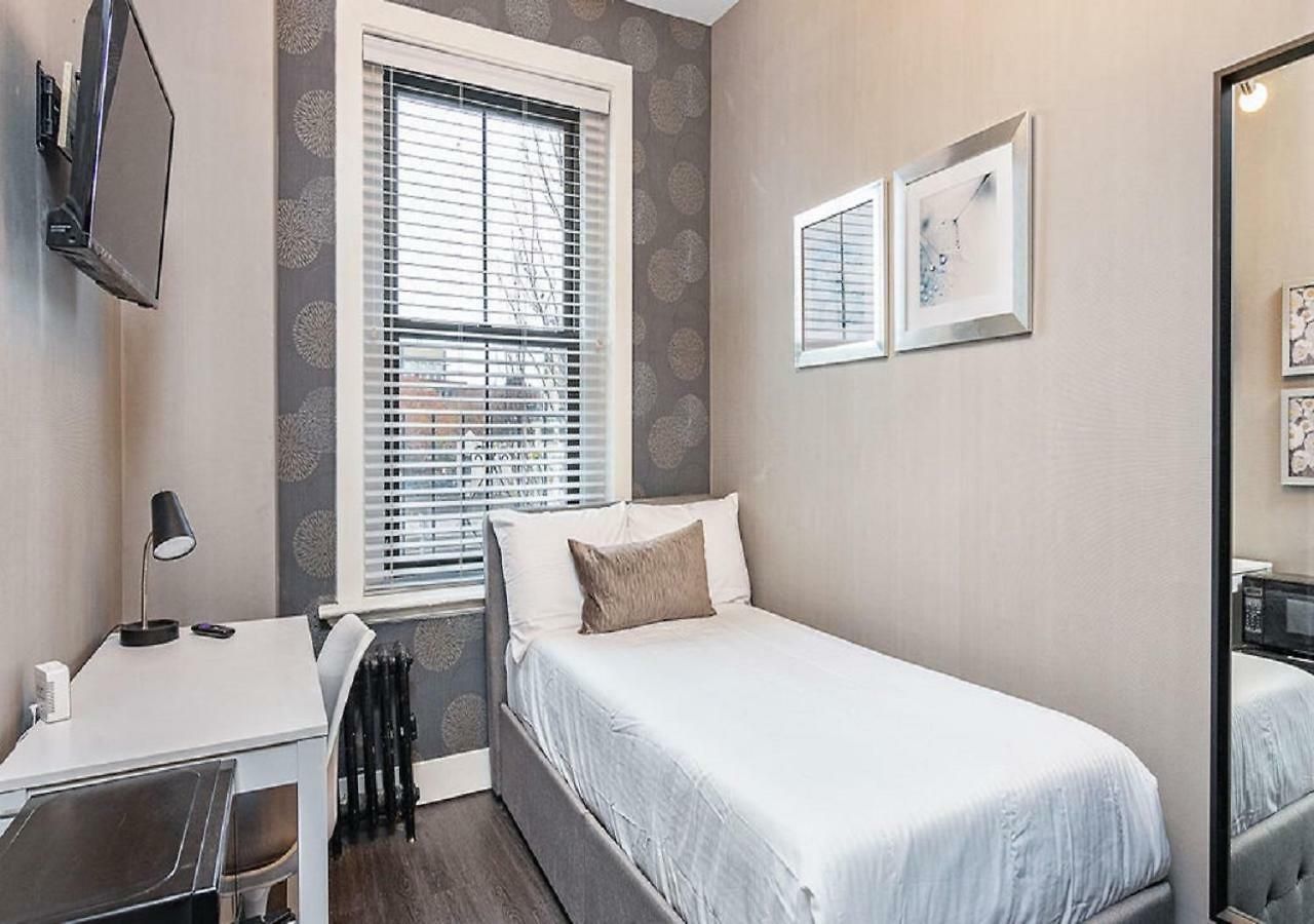 Bay Village Apartment *