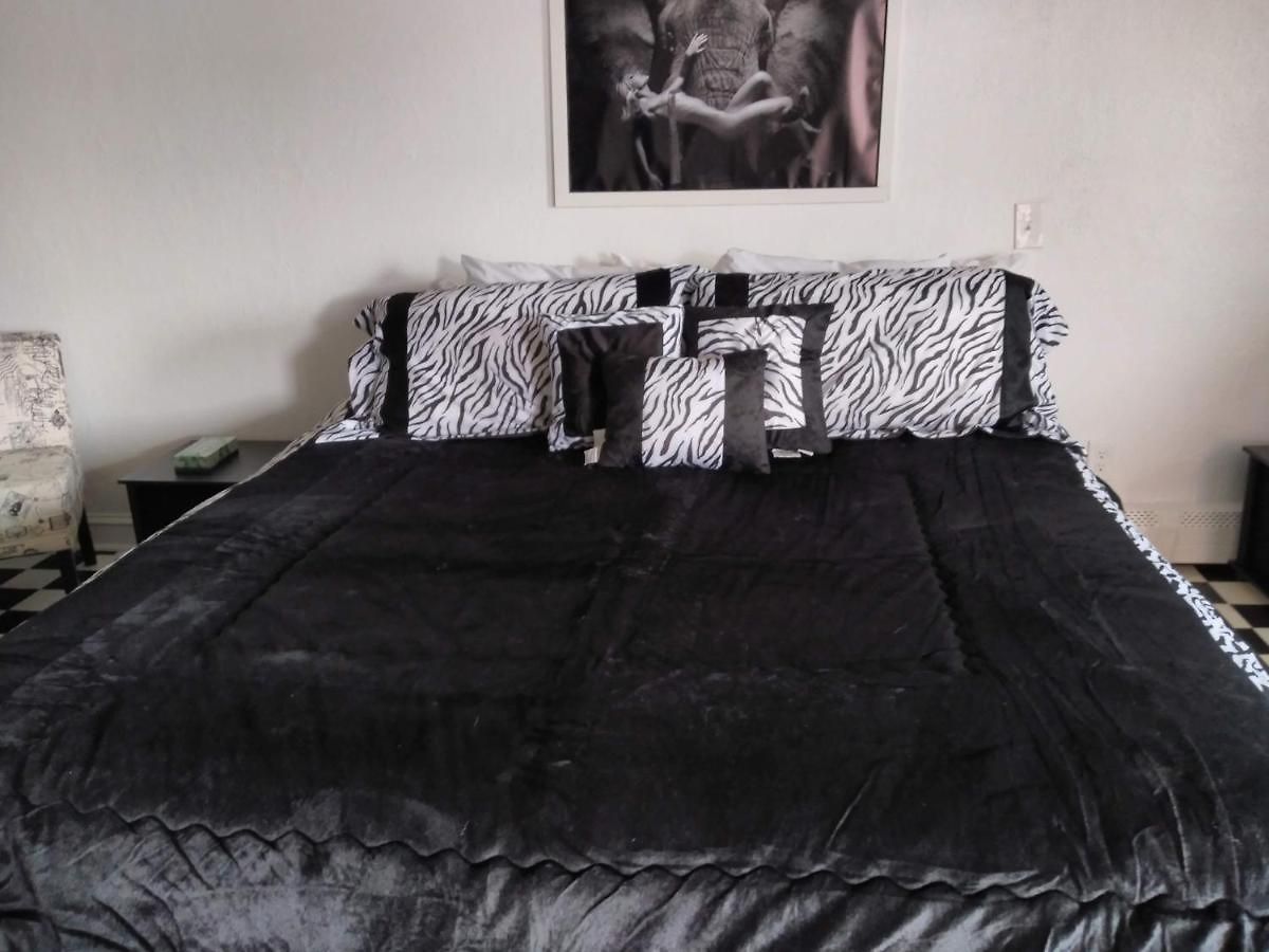 Town Line Motel 2*
