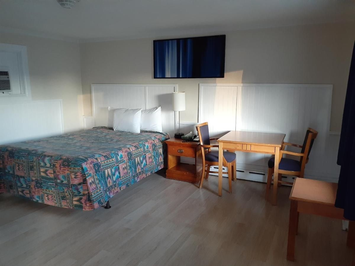 Town Line Motel 2*