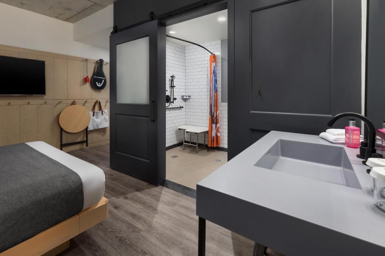 Moxy Downtown 3*