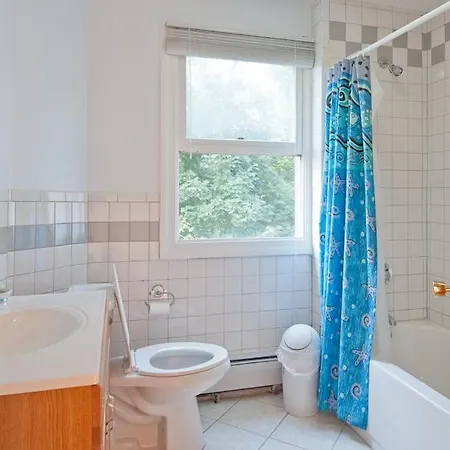 Modern Beautiful Apartment-5 Beds-full Kitchen-parking-super Clean-great For Groups Apartment