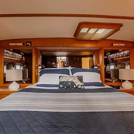2br Spacious & Comfy 43' Yacht - Heat & Ac - On The Freedom Trail - Nights Sleep Botel Boston