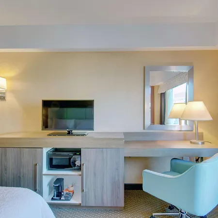 Hotel Hampton & Crosstown Center