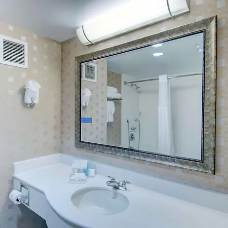 Hampton & Crosstown Center 3*