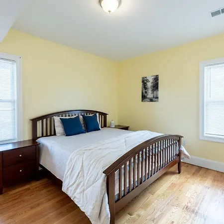 Vibrant 4br - Balcony, Bathtub, Tv Near I-95 & Pet Friendly 903 Boston