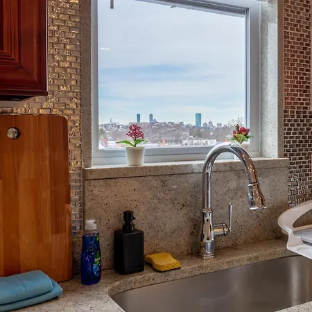 Vibrant 4br - Balcony, Bathtub, Tv Near I-95 & Pet Friendly 903 Boston