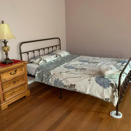 Beautiful Victorian House, Homestay Boston