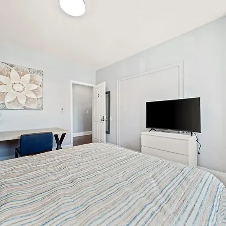 Cozy Up In 5br Near Charming Oak Square Apartment