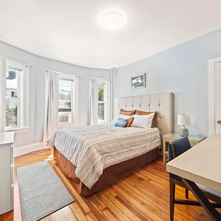 Cozy Up In 5br Near Charming Oak Square