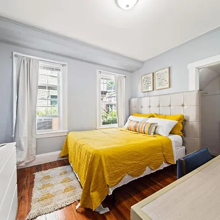Cozy Up In 5br Near Charming Oak Square Apartment *