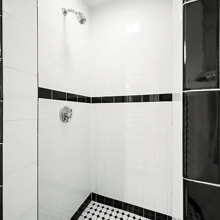 Cozy Up In 5br Near Charming Oak Square