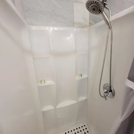 Comfy And Chic Apartment! Free Parking Apartment