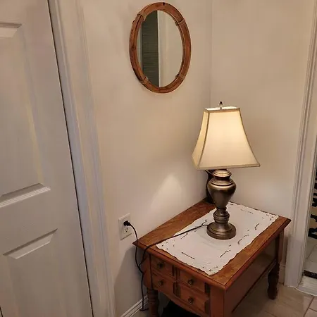 Comfy And Chic Apartment! Free Parking Apartment
