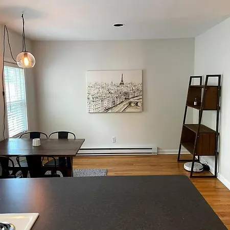Lovely Two Bedroom In South Boston