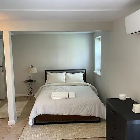 Lovely Two Bedroom In South Apartment *