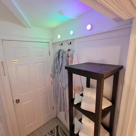 Comfy And Chic Apartment! Free Parking Apartment