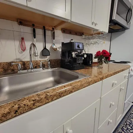 Apartment Comfy And Chic Apartment! Free Parking *