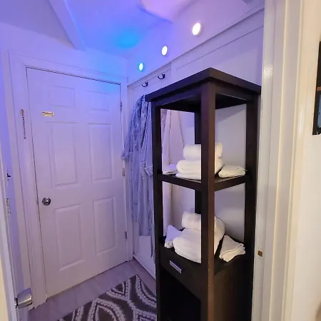 Comfy And Chic Apartment! Free Parking Apartment Boston