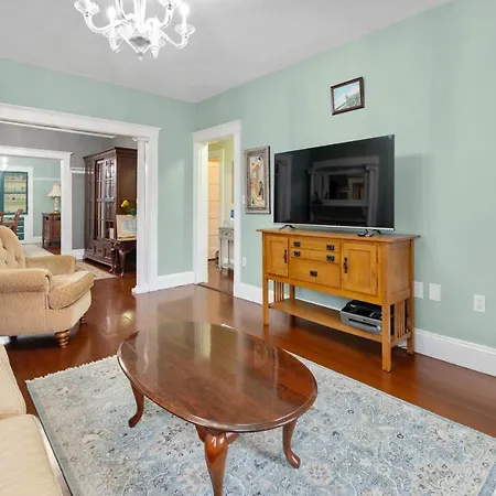 Bright & Spacious 3br, Mins From Downtown, Easy To Gillette, Parking Apartment