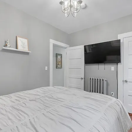 Apartment Bright & Spacious 3br, Mins From Downtown, Easy To Gillette, Parking