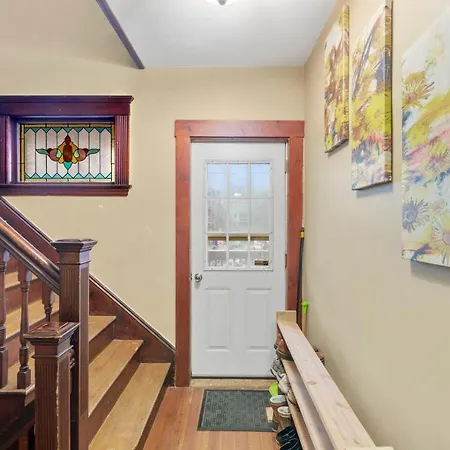 Apartment Bright & Spacious 3br, Mins From Downtown, Easy To Gillette, Parking *