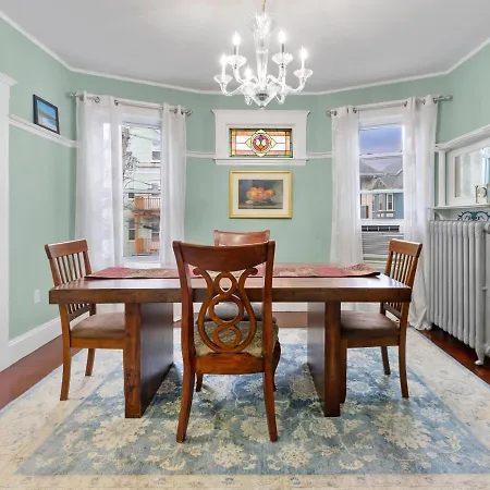 Apartment Bright & Spacious 3br, Mins From Downtown, Easy To Gillette, Parking Boston