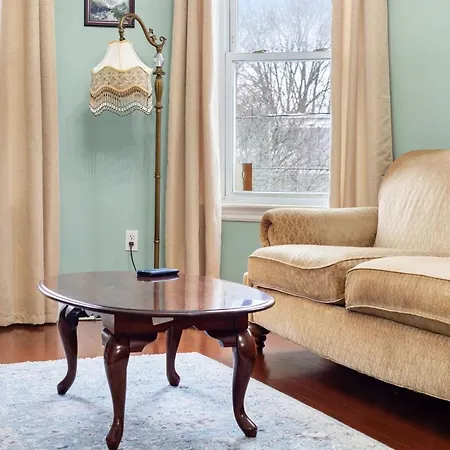 Apartment Bright & Spacious 3br, Mins From Downtown, Easy To Gillette, Parking Boston