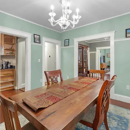Apartment Bright & Spacious 3br, Mins From Downtown, Easy To Gillette, Parking Boston