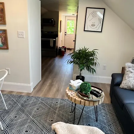 Roslindale Village Apartment *