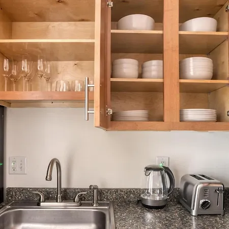 Trendy Longwood Studio Nr Mission Park Bos-669 Boston