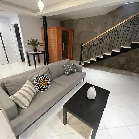 Luxurious Brighton Manor *