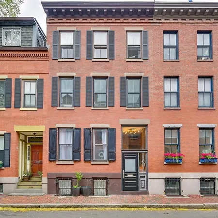 Holiday home Cozy Vacation With Rooftop Deck! Boston