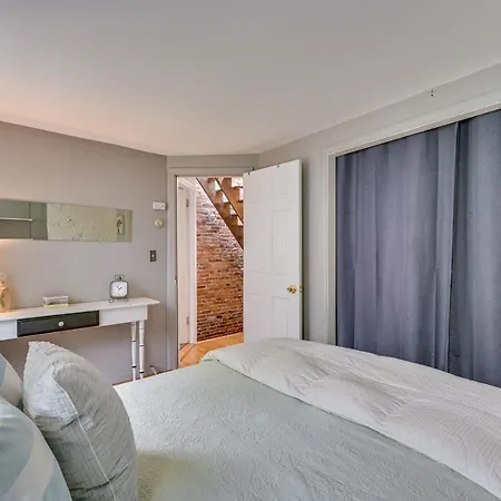 Holiday home Cozy Vacation With Rooftop Deck!