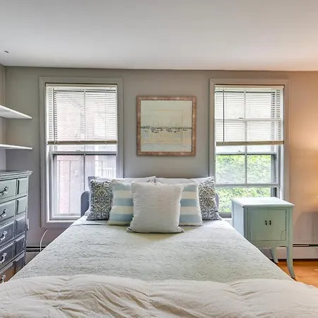 Cozy Vacation With Rooftop Deck! * Boston