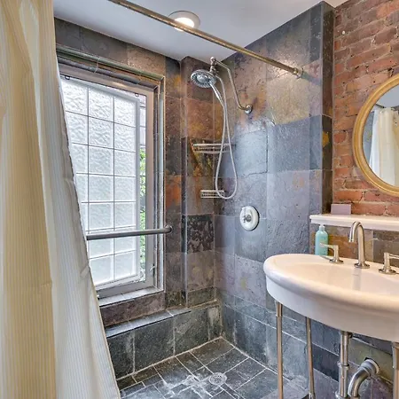 Holiday home Cozy Vacation With Rooftop Deck! Boston