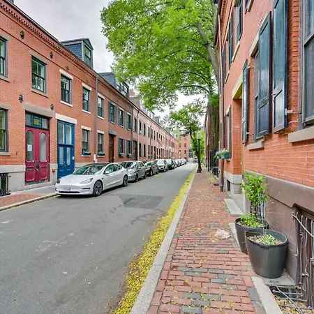 Cozy Vacation With Rooftop Deck! Holiday home Boston