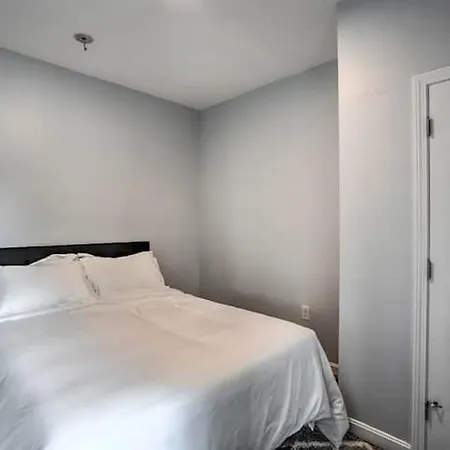 Apartment Astonishing 4br Bright *apt With Modern Amenities!